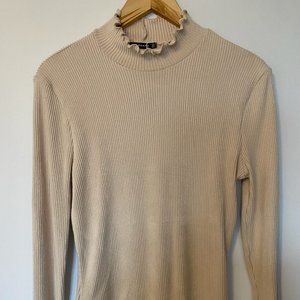 Staccato Scallop Ribbed Turtle Neck Long Sleeve